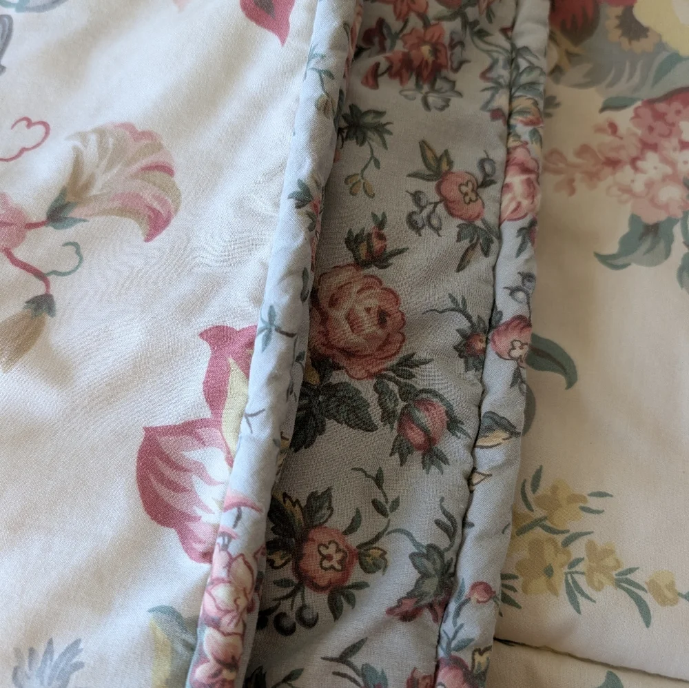 Liz Claiborne Liz at Home Reversible Cream Blue Floral Comforter Vintage 96x84